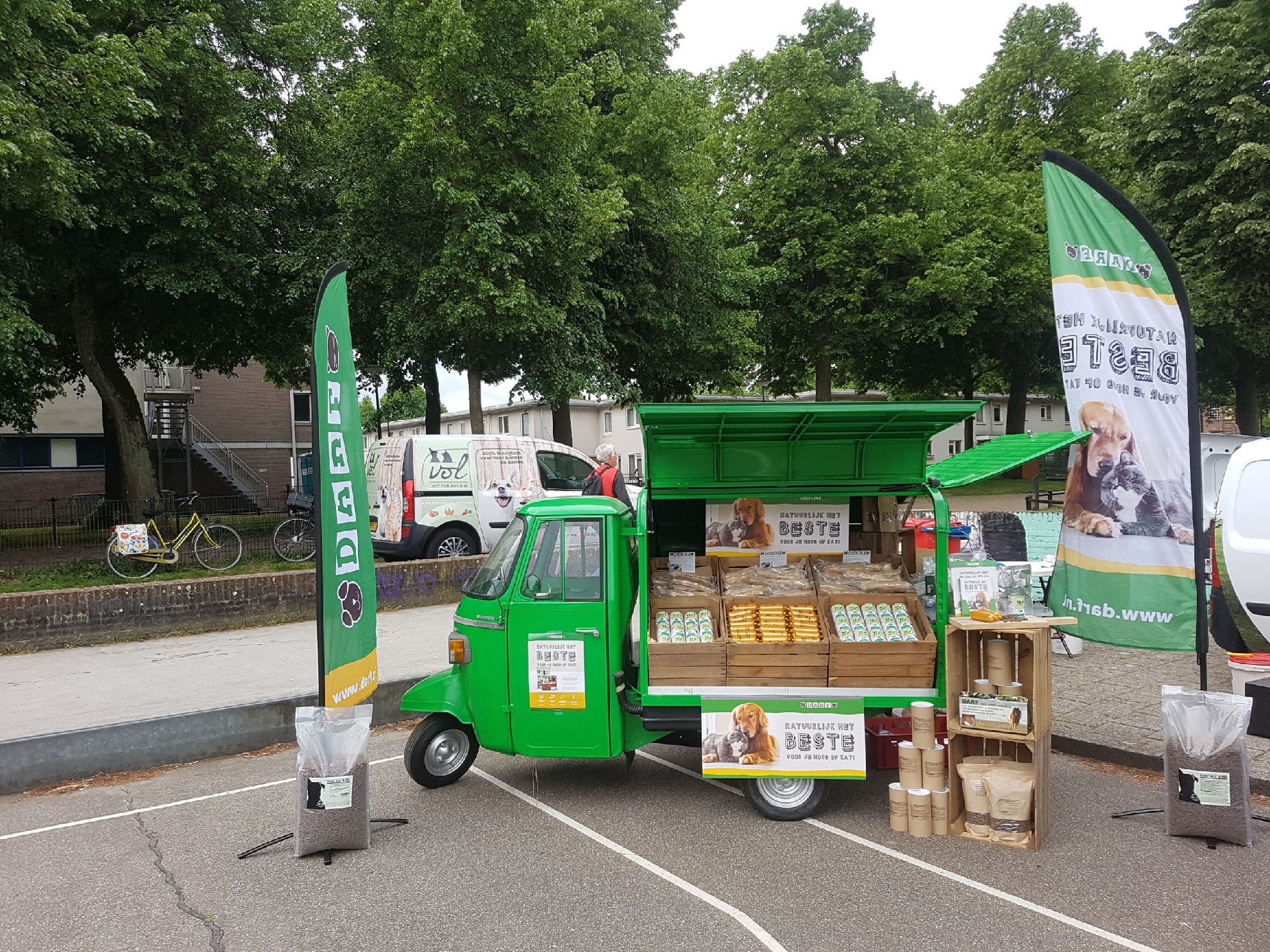 De tuk tuk van Bob staat op de markt voer en snacks van DARF te verkopen