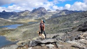 Anouk met haar honden Lizzy en Lucy verder weg op een andere rots