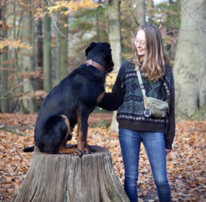 Jorine Harry en haar hond in het hondenlosloopgebied