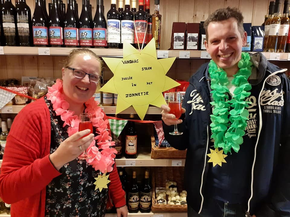 Kees en Carisia worden in het zonnetje gezet en drinken champagne