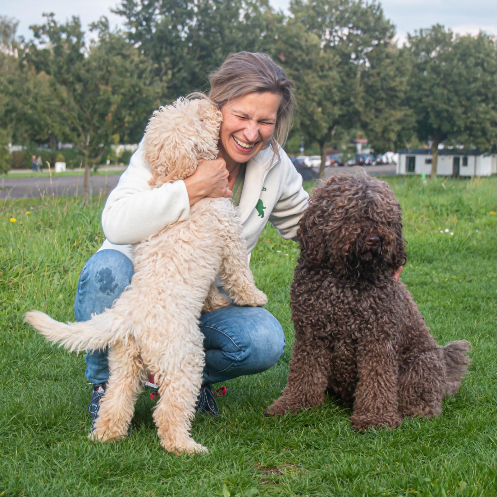 Brigitte knuffelt met twee van haar barbets