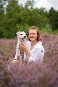 Annelinn met haar hond opschoot in een heide