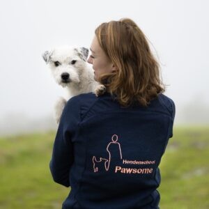 Annelinn met een hondenschool pawsome shirt die een hond vast heeft