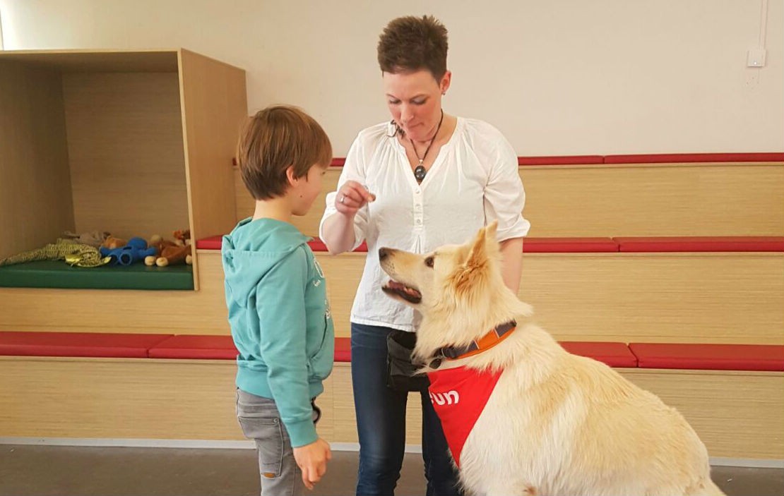 Sasch en Zwitserse herder Theun helpen een jongetje met autisme