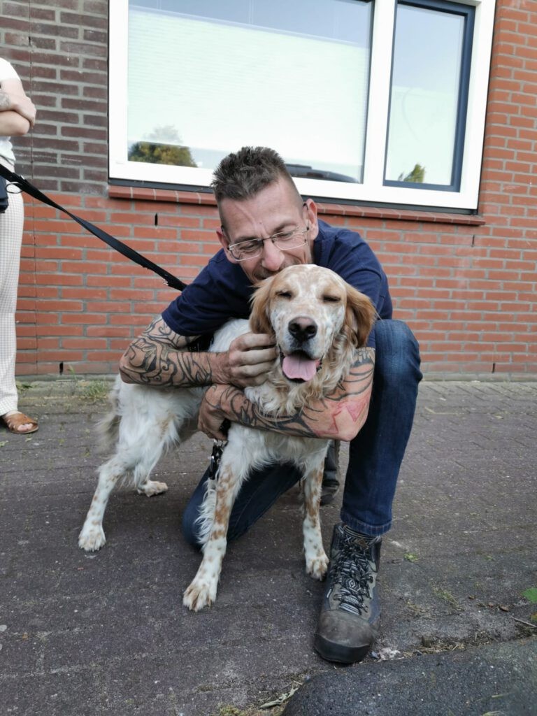 Alex knuffelt met een hond